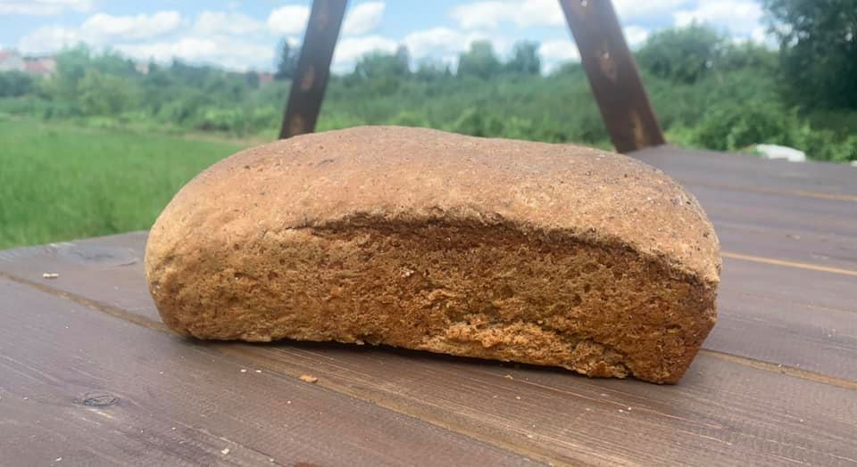 Ось такі немаленькі хлібини випекла рівненська майстриня. Фото надав автор